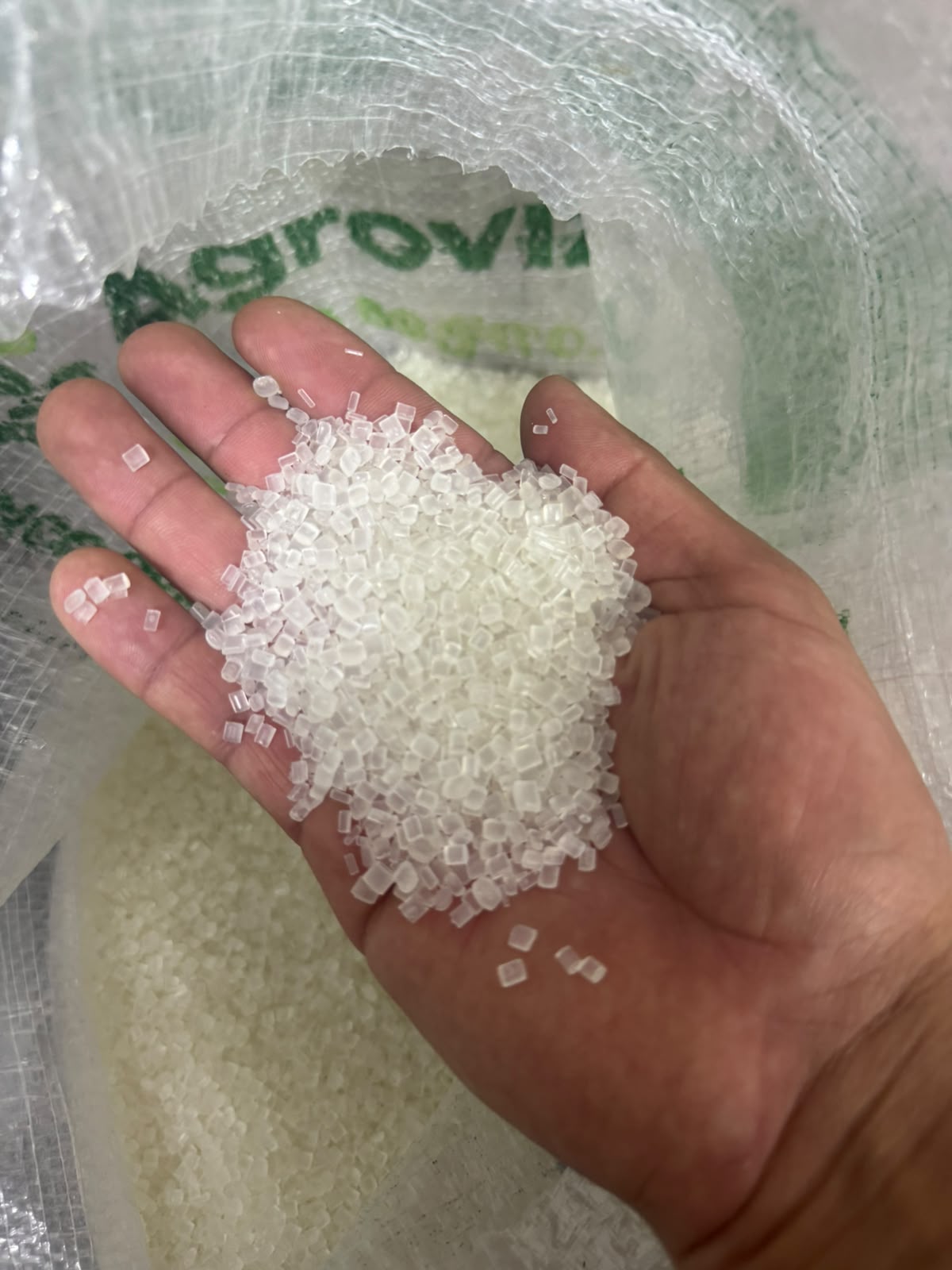 Resina virgen cristal en mano