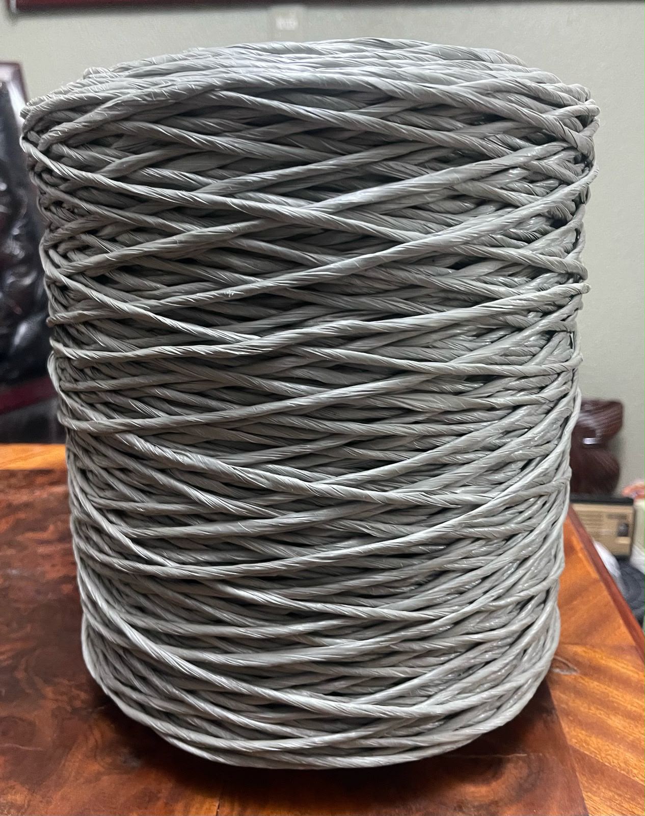 Gama de bobinas con malla verde, azul y roja y rafia gris