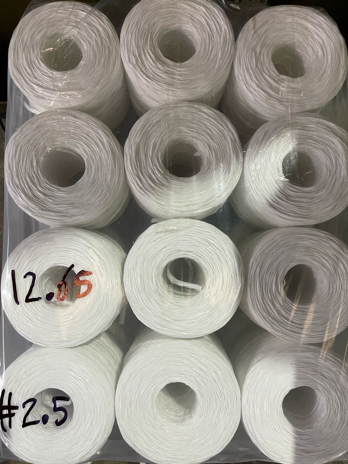 Paca de 12 bobinas rotulada de fábrica con 12.65 kg y calibre 2.5